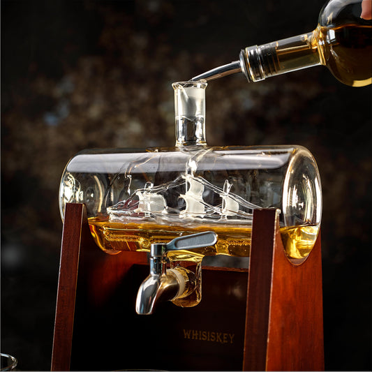 WHISISKEY Whiskey Karaffe Set mit 1100 ml Schiff-Dekanter, 2 Gläsern, 4 Whisky-Steinen und edler Geschenkbox. Für Genießer, die Whiskey mit Klasse servieren wollen.