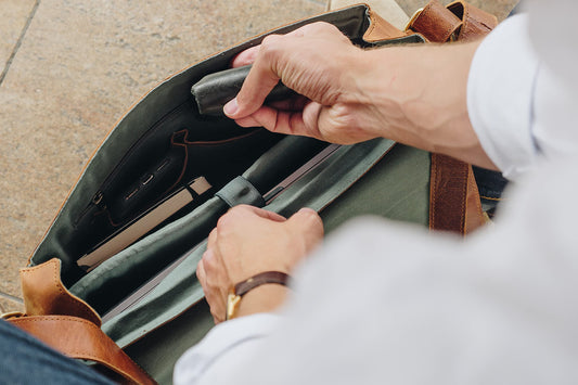 HOLZRICHTER Berlin Umhängetasche (M) aus handgefertigtem Premium-Leder in Camel-Braun – klassische Messenger Bag im zeitlosen Vintage-Design. Für Männer die Stil, Qualität und Funktion schätzen. Ideal für Alltag und Business.
