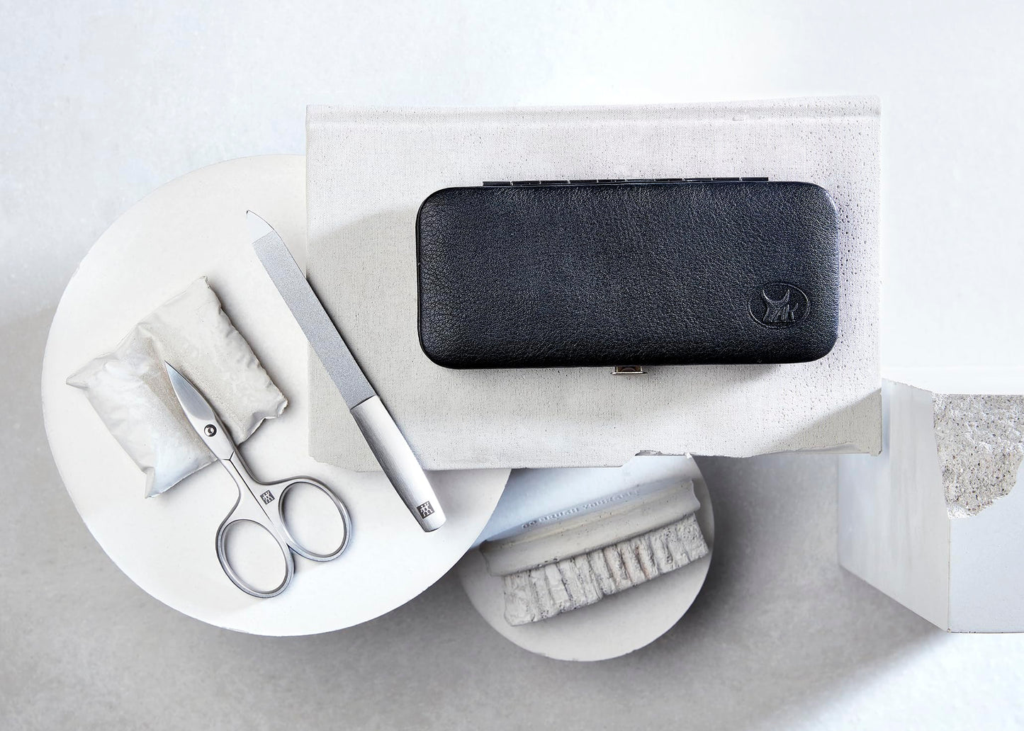ZWILLING Maniküre-Set (5-teilig) im schwarzen Echtleder-Etui mit stabilem Metallrahmen – inklusive Nagel- und Hautschere sowie weiterer Pflegeinstrumente. Hochwertige Qualität für präzise Nagelpflege. Stilvoll, langlebig und ideal für unterwegs.