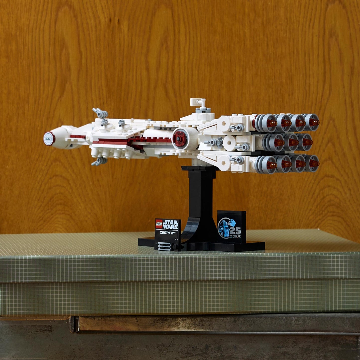 LEGO Star Wars Tantive IV (Set 75376). 654 Teile Sternenschiff-Klassiker mit Jubiläumsständer.