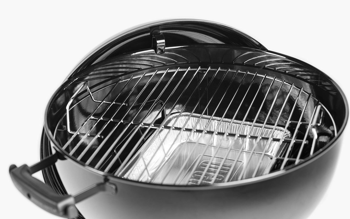 Weber Original Kettle Holzkohlegrill Ø 57 cm mit porzellanemailliertem Deckel und Kessel, integriertem Thermometer und One-Touch-Reinigungssystem. Klassiker mit viel Grillfläche und ikonischem Design. Für authentisches BBQ in bewährter Weber-Qualität.