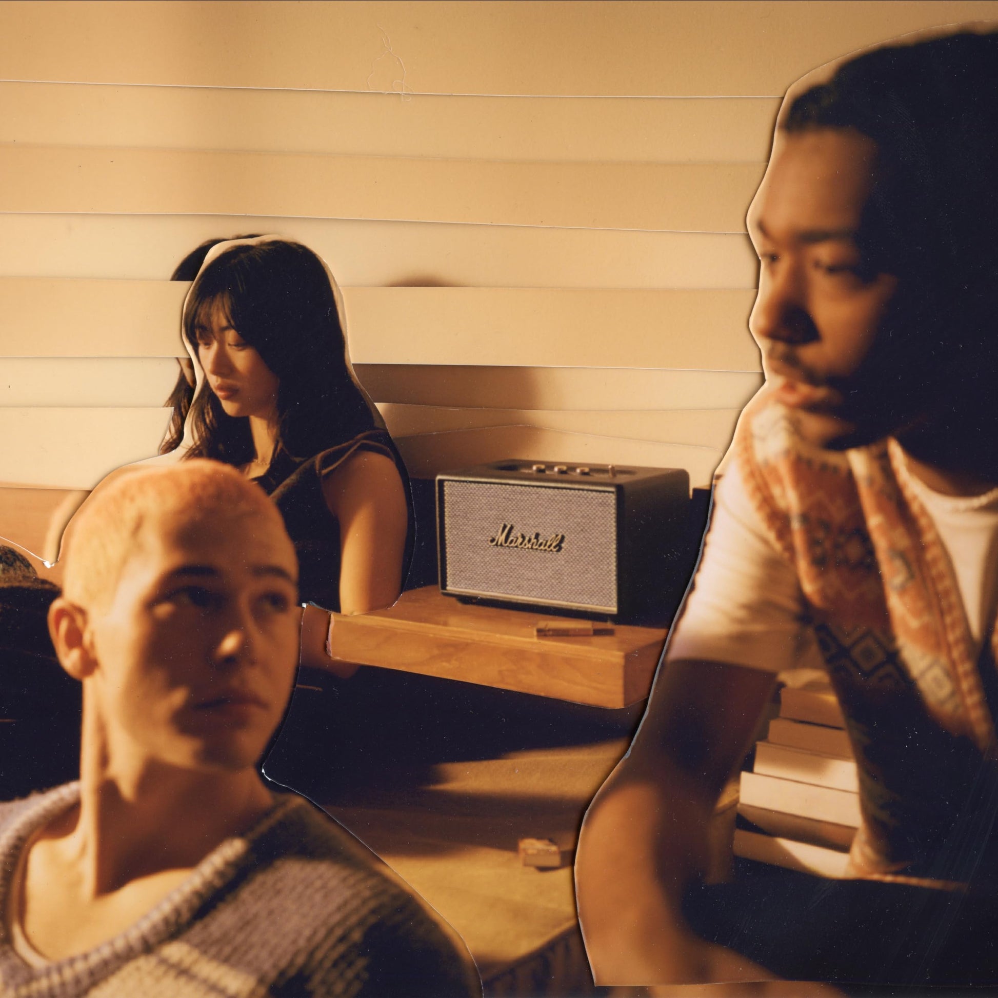 Marshall Acton III Lautsprecher auf einem Regal im Wohnzimmer