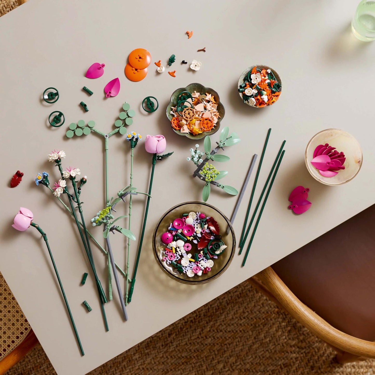 LEGO Botanicals Schöner Rosafarbener Blumenstrauß - Blumendeko - Bauset für Erwachsene - Dekorative Gänseblümchen, Kornblumen, Rosen und Holunderblüten zum Ausstellen - Bürodekoration 10342