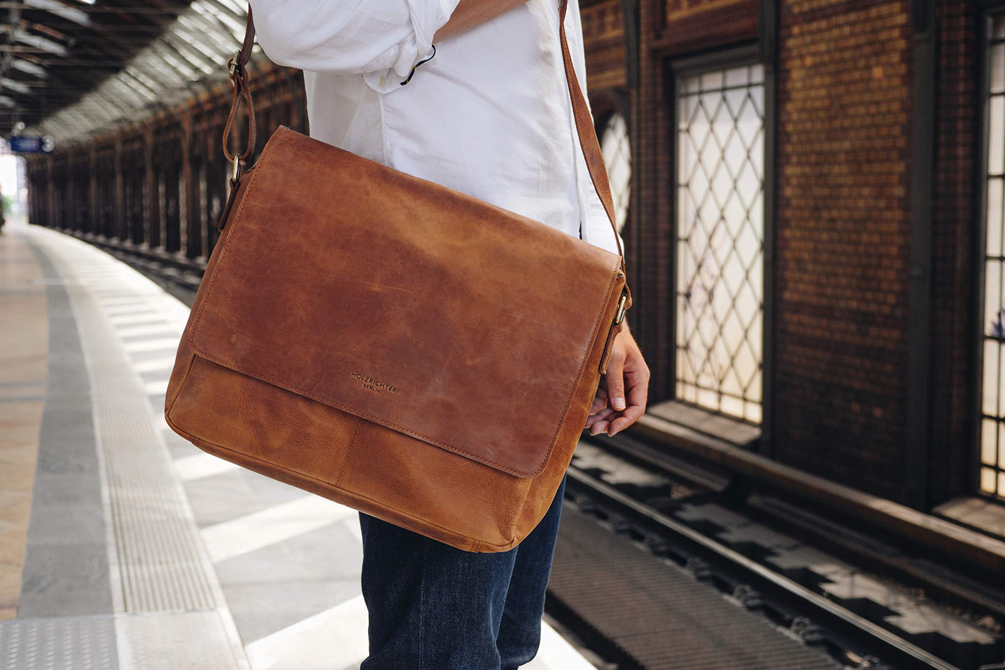 HOLZRICHTER Berlin Umhängetasche (M) aus handgefertigtem Premium-Leder in Camel-Braun – klassische Messenger Bag im zeitlosen Vintage-Design. Für Männer die Stil, Qualität und Funktion schätzen. Ideal für Alltag und Business.