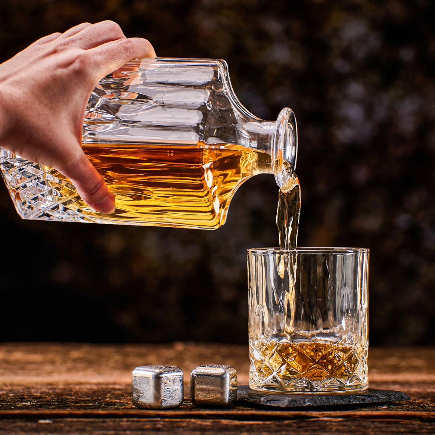 WHISISKEY Whiskey Karaffe Set – klassisches Geschenkset mit 700 ml Dekanter, 2 Gläsern und 4 wiederverwendbaren Whisky-Steinen. Für Genießer mit Geschmack.