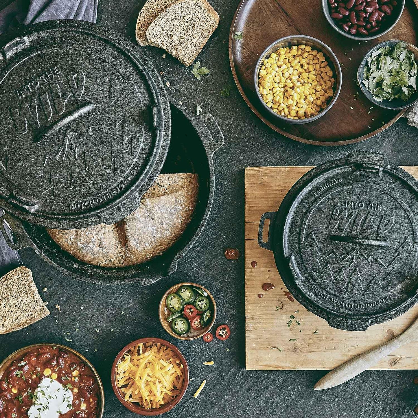 BURNHARD Dutch Oven 6 qt (5,6 L) aus massivem Gusseisen –  bereit für den Einsatz über offenem Feuer oder im Ofen. Inklusive Deckelheber, für flexible Nutzung. Perfekt zum Schmoren, Braten und Backen unter freiem Himmel.