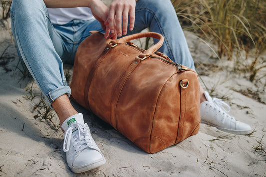 HOLZRICHTER Berlin No 8-1 (M) – Premium Weekender aus edlem Leder in Camel-Braun, ideal als Reisetasche, Sporttasche oder Handgepäck. Hochwertig verarbeitet mit zeitlosem Design. Für stilvolle Kurztrips mit Anspruch.