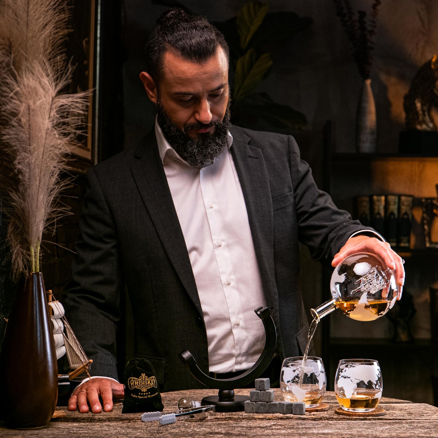 Whisiskey Globus Whiskey Set – 900 ml Karaffe, 2 Gläser & 8 Steine in Geschenkbox. Hochwertiges Whisky Set für Genießer.