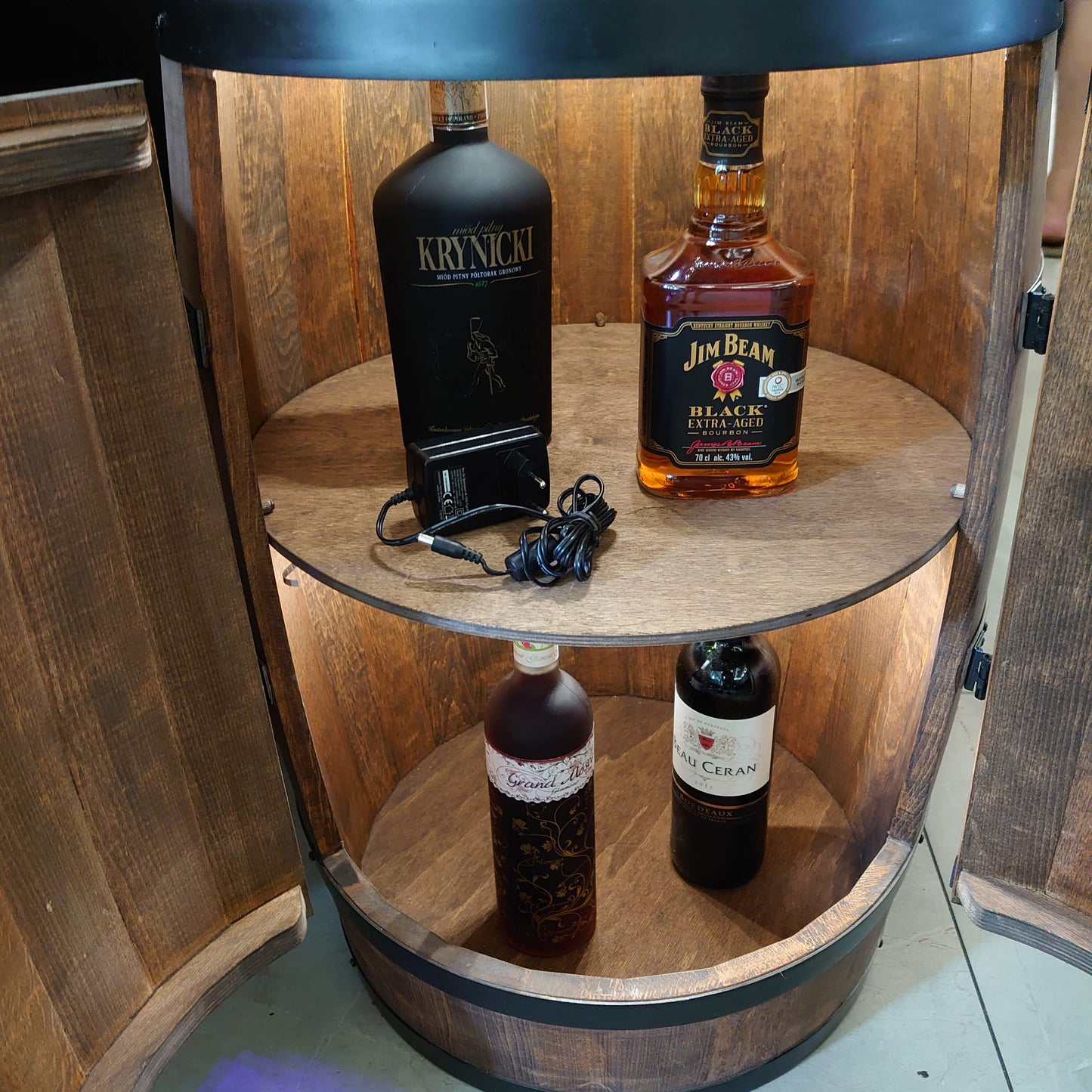 Creative Cooper Weinregal aus Holz – Deine stilvolle Minibar für Keller & Wohnzimmer.