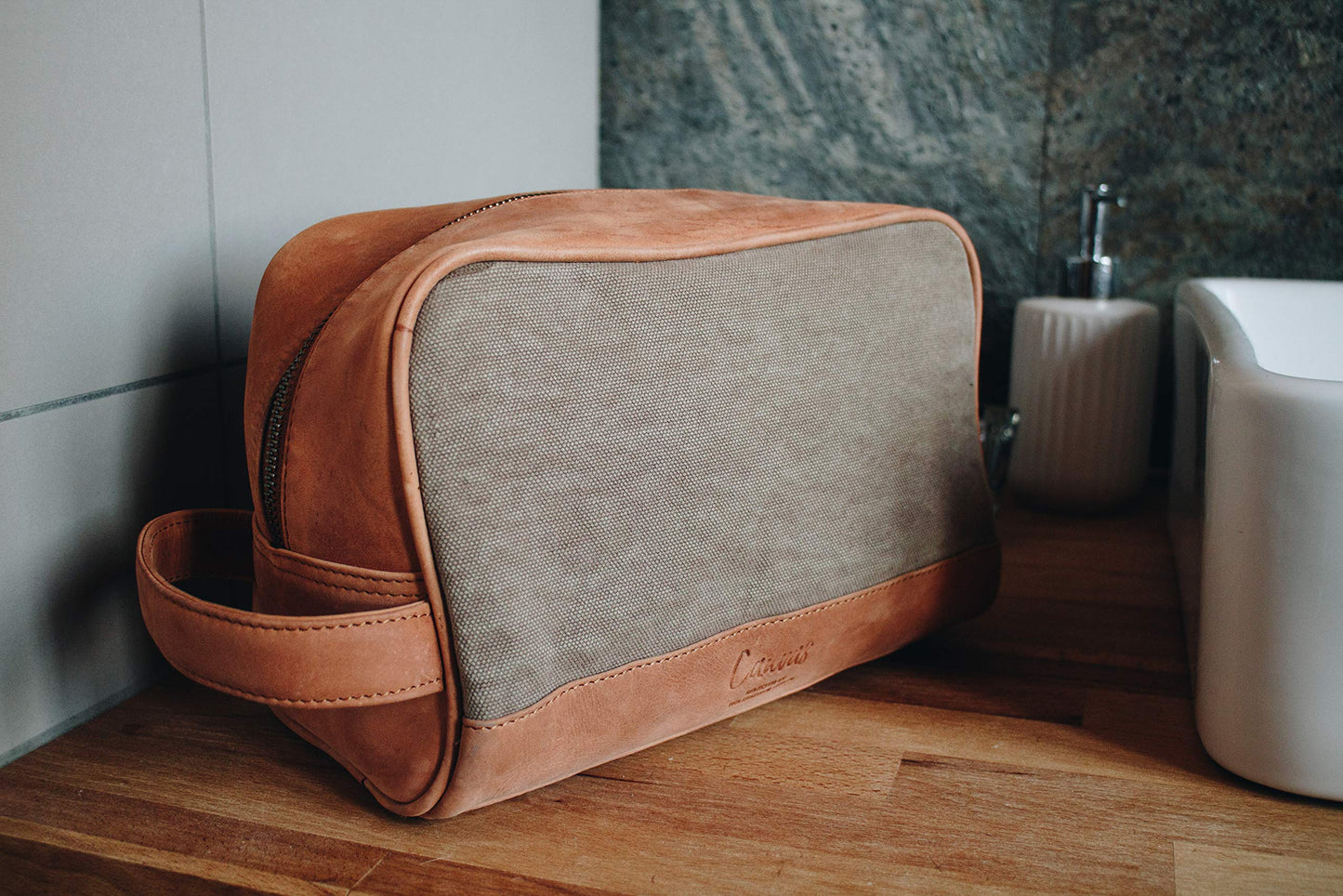 HOLZRICHTER Berlin Kulturbeutel (Größe L) aus Canvas und Premium-Leder. Stilvolle Kulturtasche. Robuste Materialien, durchdachtes Design. Ideal für Reisen mit Klasse.