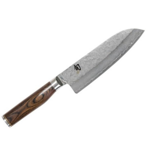 KAI Shun Premier Tim Mälzer Santoku mit 18 cm Klinge. VG-MAX Stahlkern (61 HRC), 32 Lagen Damast, hochglanzpoliert mit Hammerschlagoberfläche. Griff aus gemasertem Pakkaholz in Mittelbraun. Das Präzisionswerkzeug aus Japan.