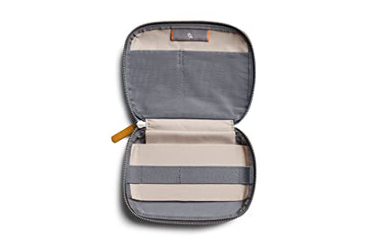 Bellroy Tech Kit Compact . Kompaktes Slate-Case mit Ladegerät, Kabel, Maus & Powerbank. Schlag zu, sei stets organisiert.