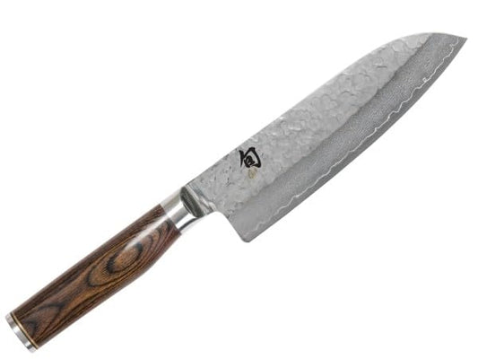 KAI Shun Premier Tim Mälzer Santoku mit 18 cm Klinge – VG-MAX Stahlkern (61 HRC), 32 Lagen Damast, hochglanzpoliert mit Hammerschlagoberfläche. Griff aus gemasertem Pakkaholz in Mittelbraun. Präzisionswerkzeug aus Japan für stilvolles Schneiden.