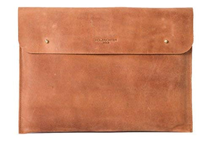 HOLZRICHTER Berlin Laptop-Sleeve 13" in Camel – handgefertigte Hülle aus Premium-Leder für MacBook & Co. Schlankes Design, weiches Innenfutter und langlebige Qualität. Für stilvollen Schutz unterwegs und im Business-Alltag.