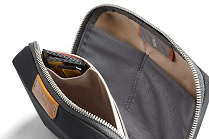 Bellroy Tech Kit Compact . Kompaktes Slate-Case mit Ladegerät, Kabel, Maus & Powerbank. Schlag zu, sei stets organisiert.