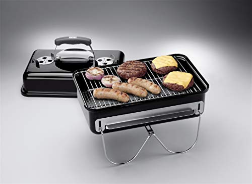 Weber Go-Anywhere Holzkohlegrill. Wir nennen ihn auch liebevoll "Die Herrenhandtasche". Leicht, kompakt und ideal für Camping, Balkon oder unterwegs. Für echtes BBQ-Feeling im tragbaren Format.