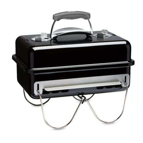 Weber Go-Anywhere Holzkohlegrill. Wir nennen ihn auch liebevoll "Die Herrenhandtasche". Leicht, kompakt und ideal für Camping, Balkon oder unterwegs. Für echtes BBQ-Feeling im tragbaren Format.