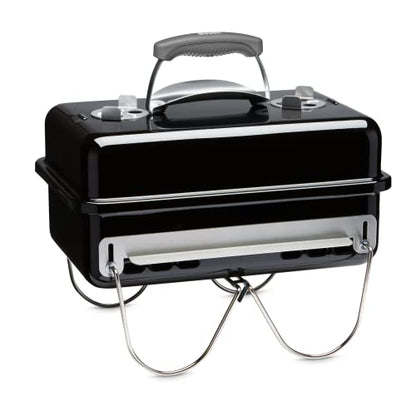 Weber Go-Anywhere Holzkohlegrill. Wir nennen ihn auch liebevoll "Die Herrenhandtasche". Leicht, kompakt und ideal für Camping, Balkon oder unterwegs. Für echtes BBQ-Feeling im tragbaren Format.