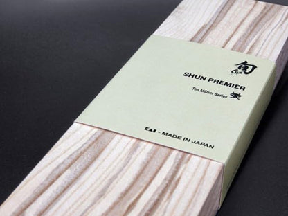 KAI Shun Premier Tim Mälzer Santoku mit 18 cm Klinge. VG-MAX Stahlkern (61 HRC), 32 Lagen Damast, hochglanzpoliert mit Hammerschlagoberfläche. Griff aus gemasertem Pakkaholz in Mittelbraun. Das Präzisionswerkzeug aus Japan.