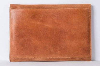 HOLZRICHTER Berlin Laptop-Sleeve 13" in Camel – handgefertigte Hülle aus Premium-Leder für MacBook & Co. Schlankes Design, weiches Innenfutter und langlebige Qualität. Für stilvollen Schutz unterwegs und im Business-Alltag.