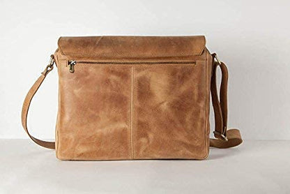 HOLZRICHTER Berlin Umhängetasche (M) aus handgefertigtem Premium-Leder in Camel-Braun – klassische Messenger Bag im zeitlosen Vintage-Design. Für Männer die Stil, Qualität und Funktion schätzen. Ideal für Alltag und Business.