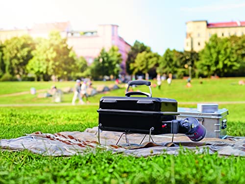 Weber Go-Anywhere Holzkohlegrill. Wir nennen ihn auch liebevoll "Die Herrenhandtasche". Leicht, kompakt und ideal für Camping, Balkon oder unterwegs. Für echtes BBQ-Feeling im tragbaren Format.