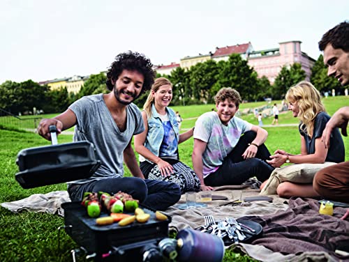 Weber Go-Anywhere Holzkohlegrill. Wir nennen ihn auch liebevoll "Die Herrenhandtasche". Leicht, kompakt und ideal für Camping, Balkon oder unterwegs. Für echtes BBQ-Feeling im tragbaren Format.