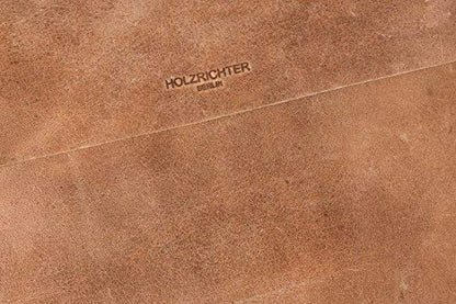 HOLZRICHTER Berlin Laptop-Sleeve 13" in Camel – handgefertigte Hülle aus Premium-Leder für MacBook & Co. Schlankes Design, weiches Innenfutter und langlebige Qualität. Für stilvollen Schutz unterwegs und im Business-Alltag.