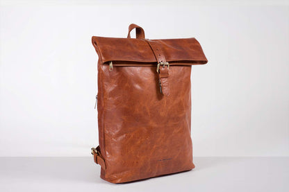 HOLZRICHTER Berlin Rolltop Rucksack No 4-2 aus hochwertigem Leder in Cognac-Braun – Premium Daypack im Vintage-Look. Funktional, robust und stilvoll zugleich. Ideal für Alltag, Reisen oder Business.