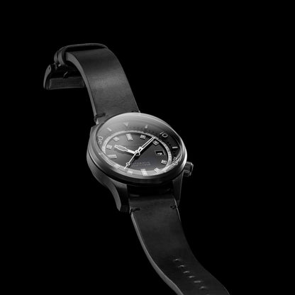 Spinnaker Bradner Automatik-Herrenuhr (42 mm, Midnight Black, SP-5062-06). Zeitlose Eleganz trifft präzise Uhrmacherkunst: Automatisches 3-Zeiger-Werk, kratzfestes Saphirglas und edles Lederarmband. Vervollständige deinen Look mit technischer Raffinesse.