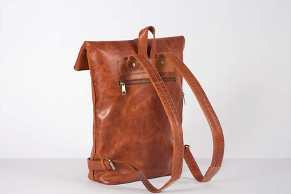 HOLZRICHTER Berlin Rolltop Rucksack No 4-2 aus hochwertigem Leder in Cognac-Braun – Premium Daypack im Vintage-Look. Funktional, robust und stilvoll zugleich. Ideal für Alltag, Reisen oder Business.