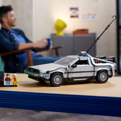 LEGO Back to The Future Time Machine 10300 Bauset für Erwachsene; Baue ein detailliertes Modell einer Filmlegende (1.856 Teile)