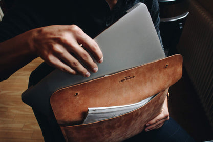 HOLZRICHTER Berlin Laptop-Sleeve 13" in Camel – handgefertigte Hülle aus Premium-Leder für MacBook & Co. Schlankes Design, weiches Innenfutter und langlebige Qualität. Für stilvollen Schutz unterwegs und im Business-Alltag.