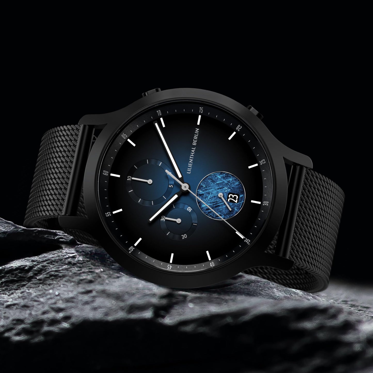 Lilienthal Berlin Chronograph Meteorite IV (42,5 mm, schwarz). Exklusive Herrenuhr mit Meteorit-Zifferblatt, Mesh-Armband und saphirgehärtetem Mineralglas – robust und einzigartig. Jetzt entdecken und himmlisch präzise Zeit erleben.