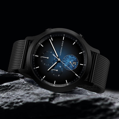 Lilienthal Berlin Chronograph Meteorite IV (42,5 mm, schwarz). Exklusive Herrenuhr mit Meteorit-Zifferblatt, Mesh-Armband und saphirgehärtetem Mineralglas – robust und einzigartig. Jetzt entdecken und himmlisch präzise Zeit erleben.