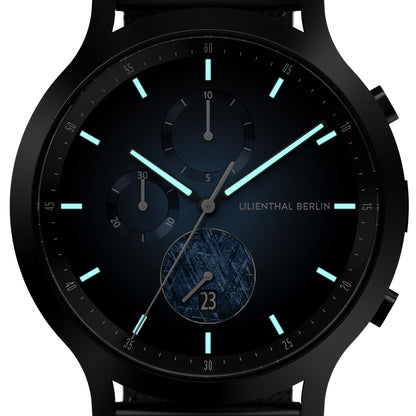 Lilienthal Berlin Chronograph Meteorite IV (42,5 mm, schwarz). Exklusive Herrenuhr mit Meteorit-Zifferblatt, Mesh-Armband und saphirgehärtetem Mineralglas – robust und einzigartig. Jetzt entdecken und himmlisch präzise Zeit erleben.