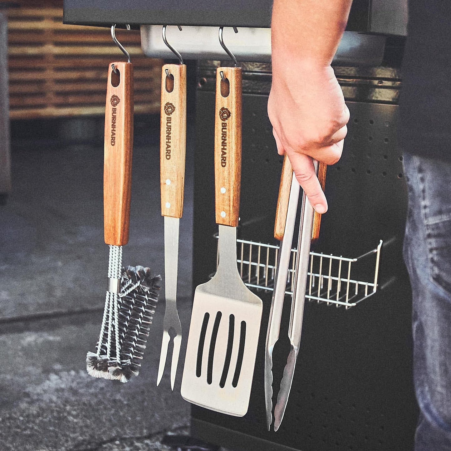 BURNHARD Grillbesteck-Set (4-tlg., 42 cm) aus Edelstahl und Akazienholz – bestehend aus Zange, Wender, Fleischgabel und Grillbürste. Extra lange Holzgriffe mit Aufhänge-Ösen für sicheres und stilvolles Grillen. Robustes Zubehör für echte BBQ-Fans.