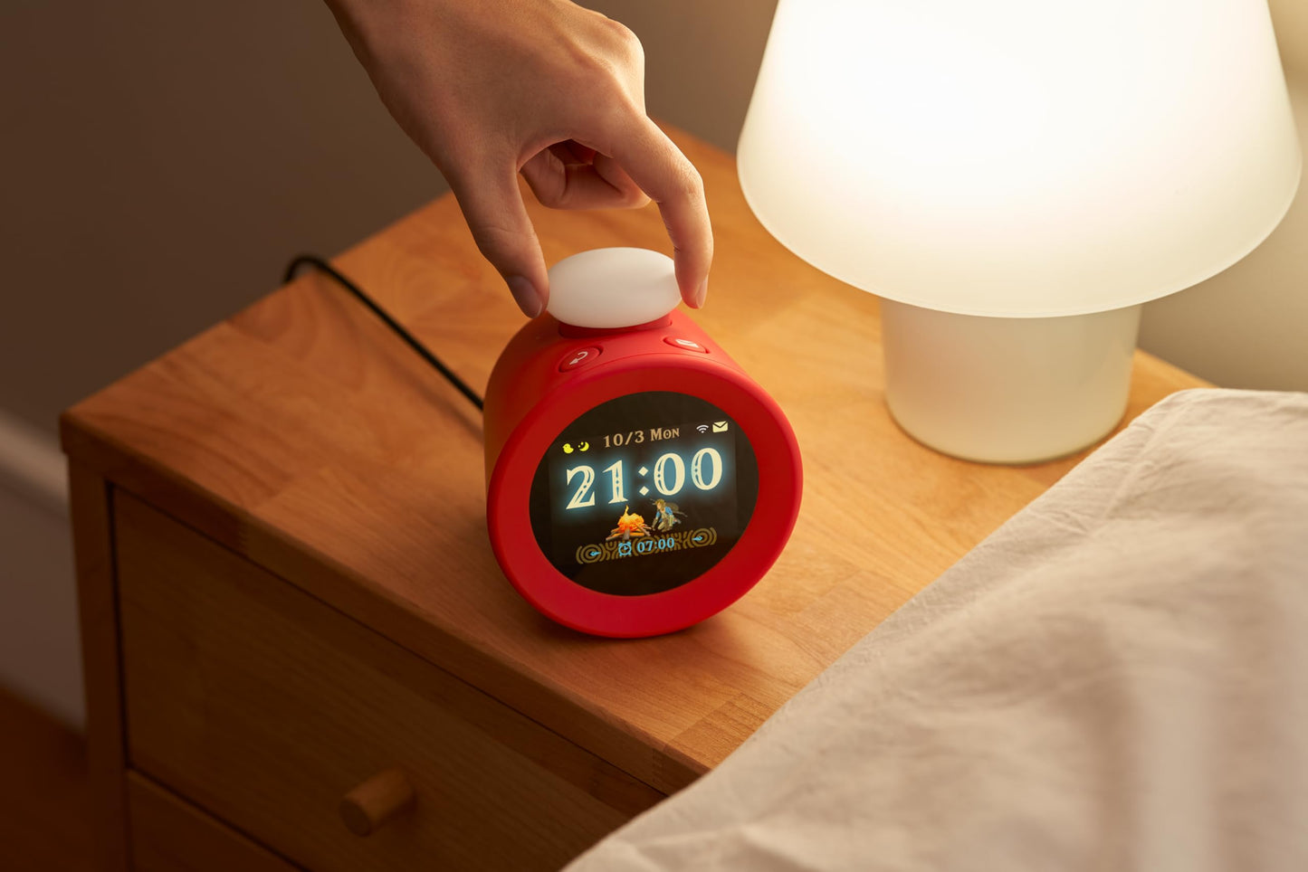 Nintendo Sound Clock: Alarmo – stylische Tischuhr im Retro-Design mit kultigen Nintendo-Sounds. Weckt mit ikonischen Tönen aus Super Mario & Co. und bringt Gamer-Charme auf jeden Schreibtisch. Für Fans mit Sinn für Stil und Nostalgie.