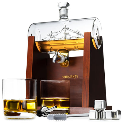 WHISISKEY Whiskey Karaffe Set mit 1100 ml Schiff-Dekanter, 2 Gläsern, 4 Whisky-Steinen und edler Geschenkbox. Für Genießer, die Whiskey mit Klasse servieren wollen.