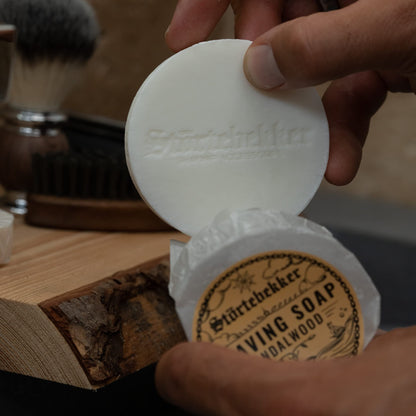 Störtebekker® Premium Gentleman Essential Set – hochwertiges Rasierset mit Rasierhobel, Pinsel, Rasierseife, Schale, Klingen, Ständer und Alaunstein. Für eine stilvolle, gründliche Nassrasur auf klassischem Niveau.