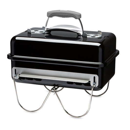 Weber Go-Anywhere Holzkohlegrill. Wir nennen ihn auch liebevoll "Die Herrenhandtasche". Leicht, kompakt und ideal für Camping, Balkon oder unterwegs. Für echtes BBQ-Feeling im tragbaren Format.