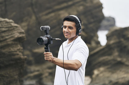 Sony Alpha 7 IV – Spiegel­lose Vollformatkamera mit 33 MP, Echtzeitfokus & 4K 60p.Hol dir jetzt die Alpha 7 IV und steigere dein Foto- und Video-Game auf Profi-Level.