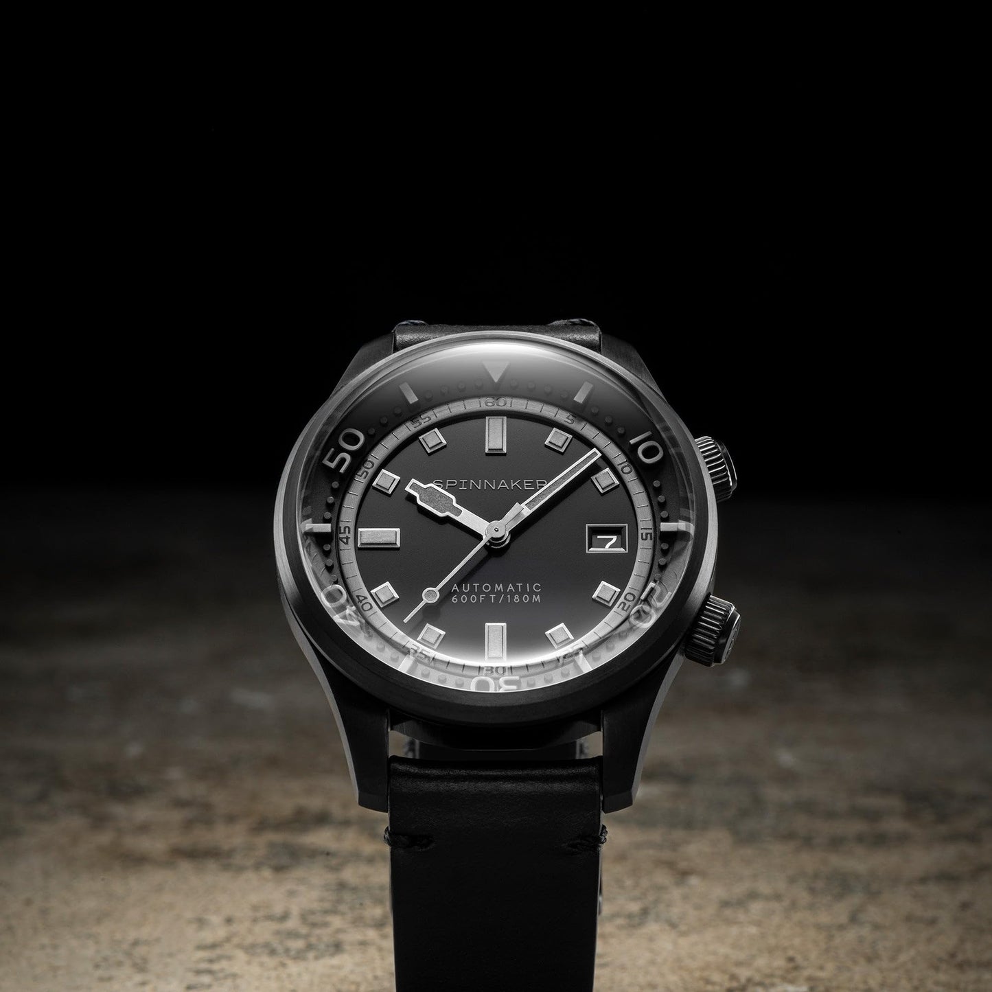 Spinnaker Bradner Automatik-Herrenuhr (42 mm, Midnight Black, SP-5062-06). Zeitlose Eleganz trifft präzise Uhrmacherkunst: Automatisches 3-Zeiger-Werk, kratzfestes Saphirglas und edles Lederarmband. Vervollständige deinen Look mit technischer Raffinesse.