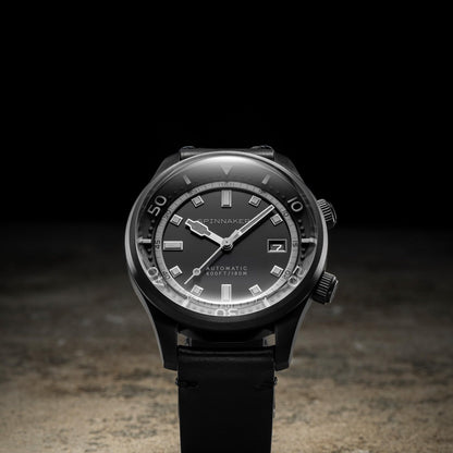 Spinnaker Bradner Automatik-Herrenuhr (42 mm, Midnight Black, SP-5062-06). Zeitlose Eleganz trifft präzise Uhrmacherkunst: Automatisches 3-Zeiger-Werk, kratzfestes Saphirglas und edles Lederarmband. Vervollständige deinen Look mit technischer Raffinesse.