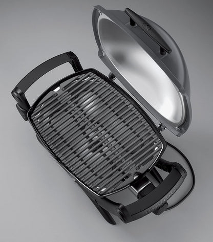 Weber Q1400 Elektrogrill (Dark Grey) mit 43 x 32 cm Grillfläche, 2-geteiltem porzellanemailliertem Gussrost und Aluminiumguss-Gehäuse. Kompakt, leistungsstark und ideal für Balkon oder Terrasse. Für stilvolles Grillen mit echtem BBQ-Feeling.