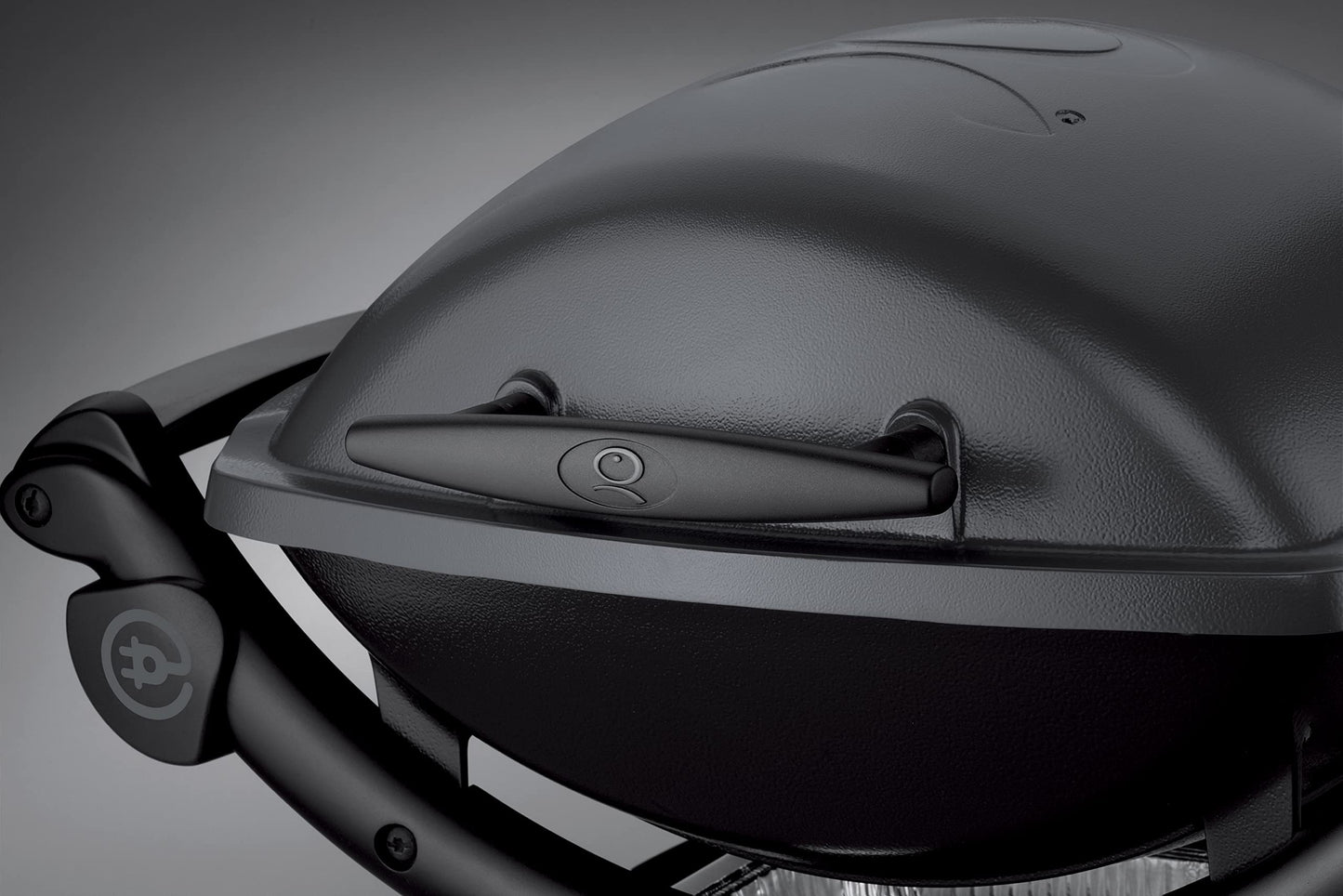 Weber Q1400 Elektrogrill (Dark Grey) mit 43 x 32 cm Grillfläche, 2-geteiltem porzellanemailliertem Gussrost und Aluminiumguss-Gehäuse. Kompakt, leistungsstark und ideal für Balkon oder Terrasse. Für stilvolles Grillen mit echtem BBQ-Feeling.