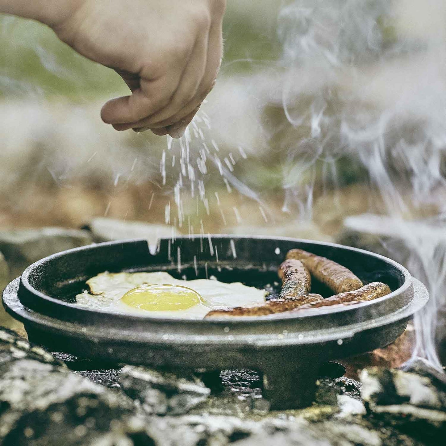 BURNHARD Dutch Oven 6 qt (5,6 L) aus massivem Gusseisen –  bereit für den Einsatz über offenem Feuer oder im Ofen. Inklusive Deckelheber, für flexible Nutzung. Perfekt zum Schmoren, Braten und Backen unter freiem Himmel.