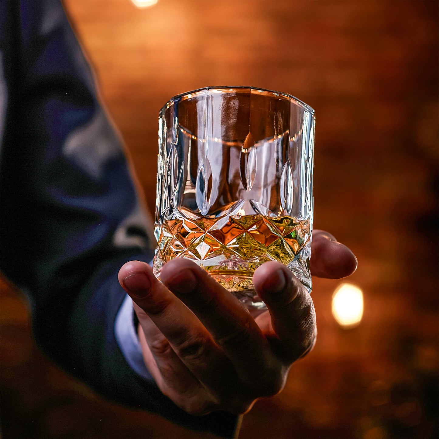 WHISISKEY Whiskey Karaffe Set – klassisches Geschenkset mit 700 ml Dekanter, 2 Gläsern und 4 wiederverwendbaren Whisky-Steinen. Für Genießer mit Geschmack.