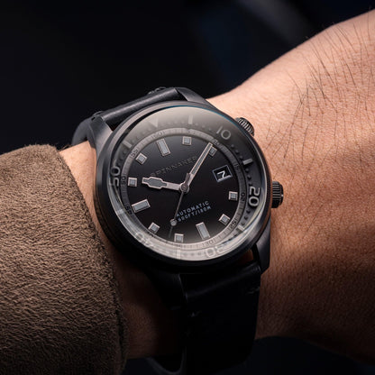 Spinnaker Bradner Automatik-Herrenuhr (42 mm, Midnight Black, SP-5062-06). Zeitlose Eleganz trifft präzise Uhrmacherkunst: Automatisches 3-Zeiger-Werk, kratzfestes Saphirglas und edles Lederarmband. Vervollständige deinen Look mit technischer Raffinesse.