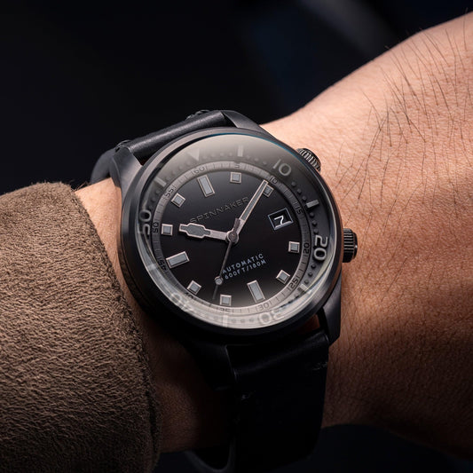 Spinnaker Bradner Automatik-Herrenuhr (42 mm, Midnight Black, SP-5062-06). Zeitlose Eleganz trifft präzise Uhrmacherkunst: Automatisches 3-Zeiger-Werk, kratzfestes Saphirglas und edles Lederarmband. Vervollständige deinen Look mit technischer Raffinesse.